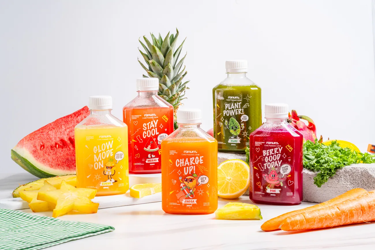 Cold press juice dan buah potong Ranum ditata bersama buah segar